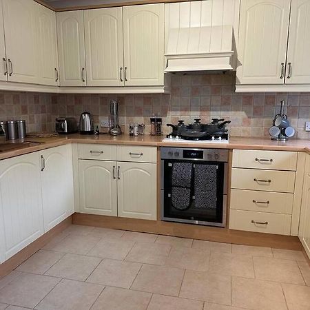 Tennyson House - 3 Bedroom House For Families, Business Travellers, Contractors, Free Parking & Wifi, Nice Garden Royal Wootton Bassett Exterior photo
