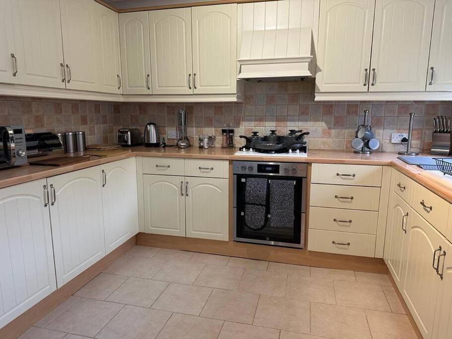 Tennyson House - 3 Bedroom House For Families, Business Travellers, Contractors, Free Parking & Wifi, Nice Garden Royal Wootton Bassett Exterior photo